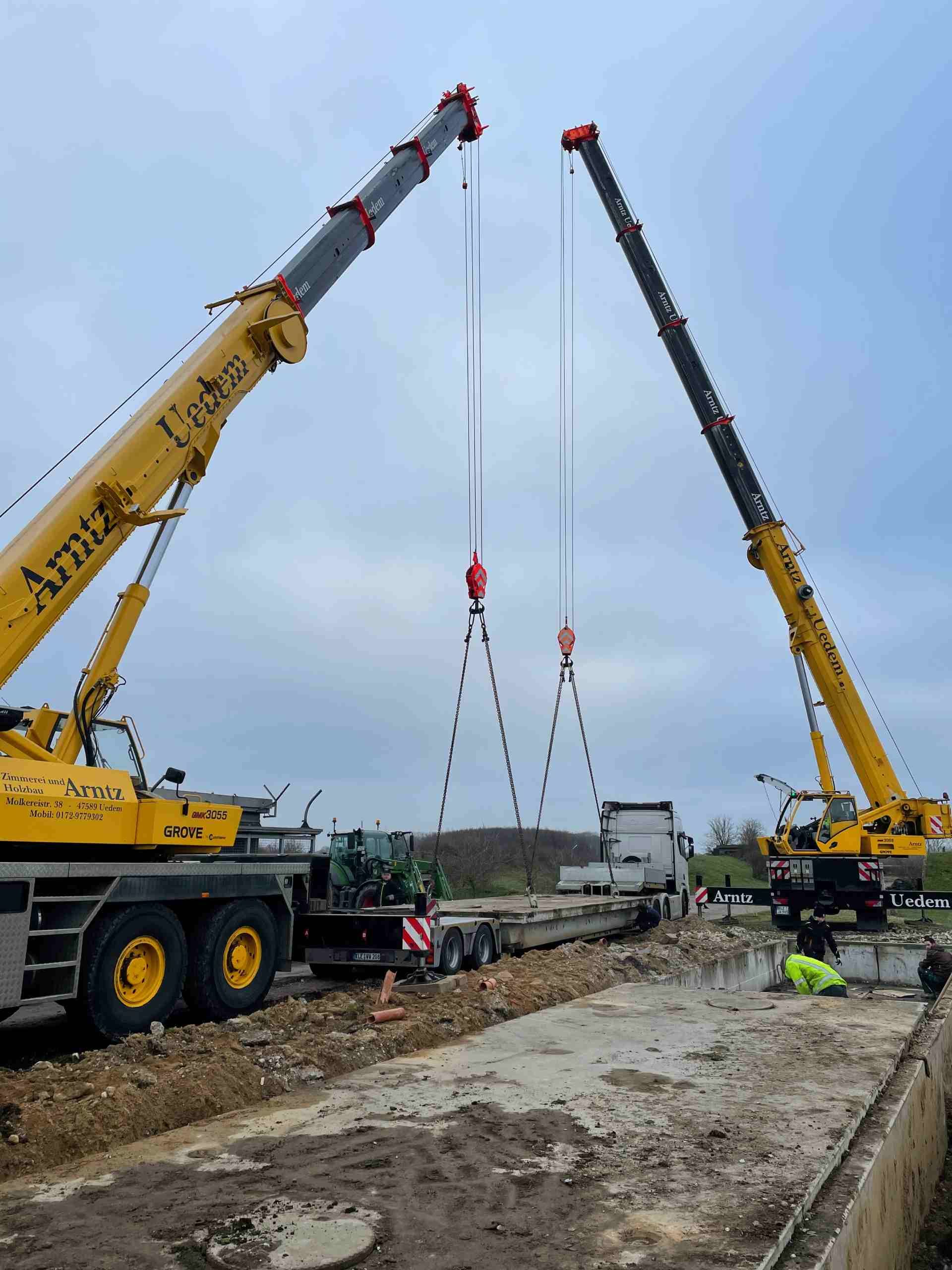 Kranverleih Arntz GmbH – Kran beim Heben von Lasten