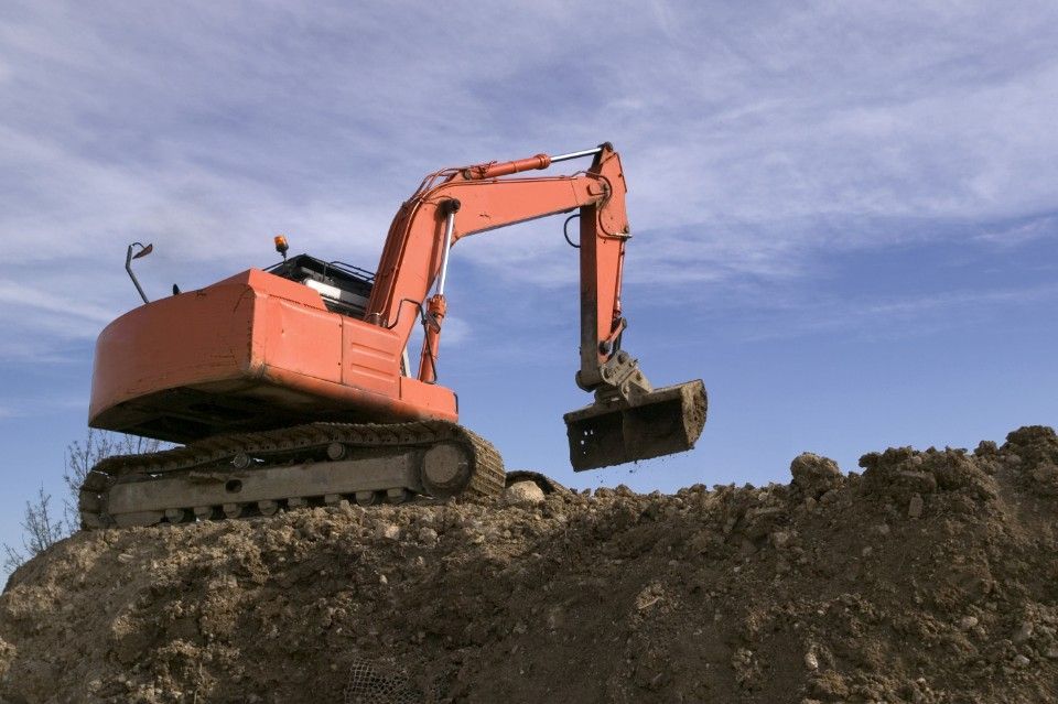 roter Bagger bei Erdarbeiten