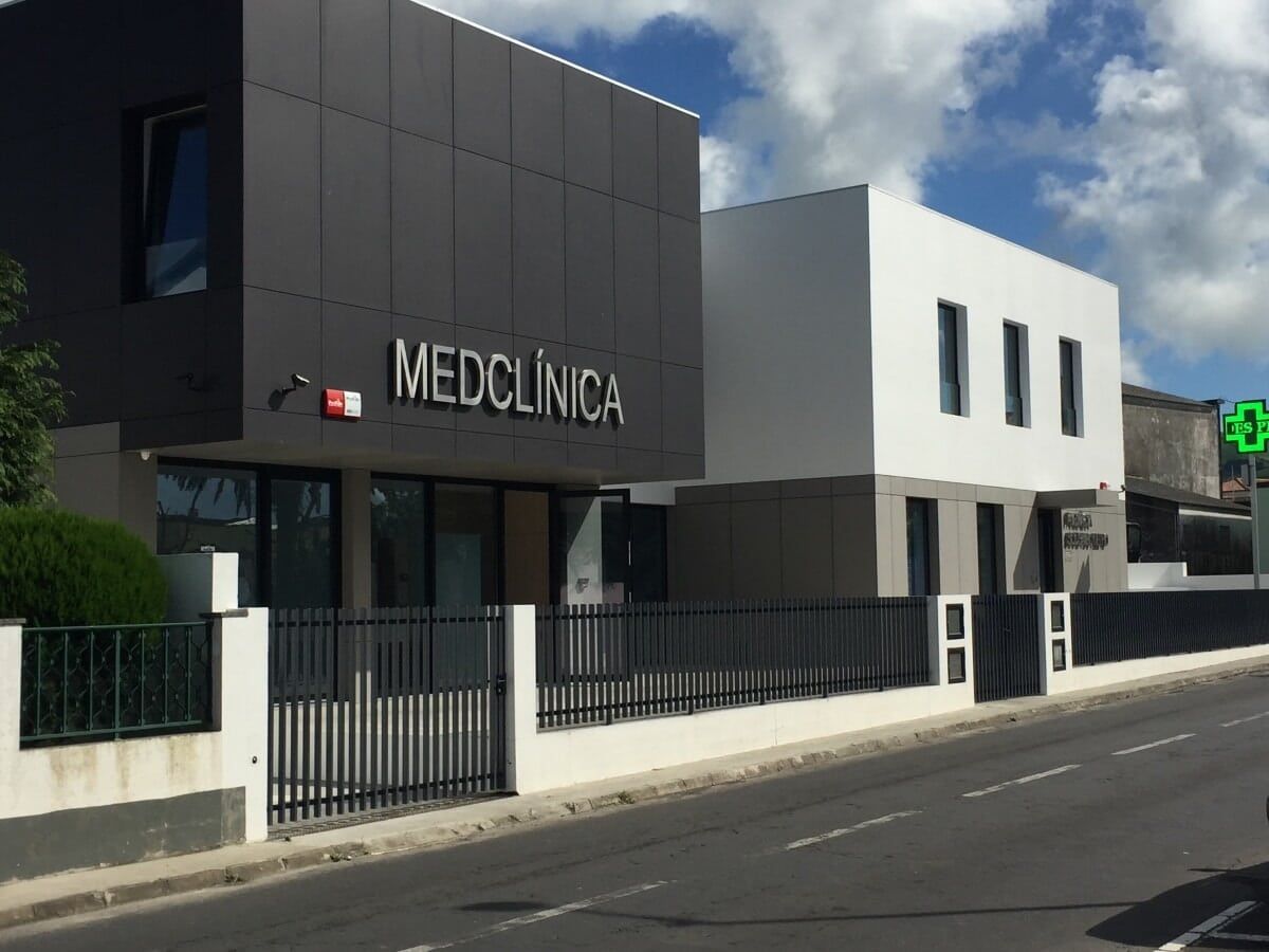 Prédio moderno com a placa