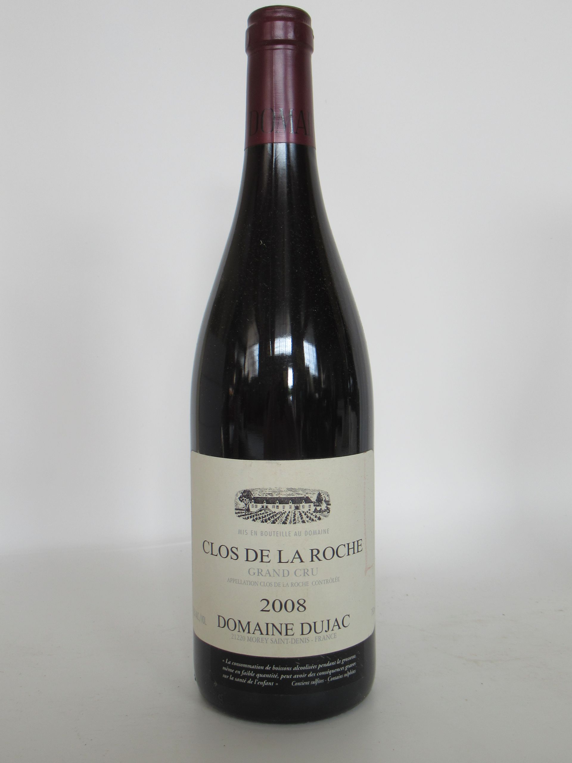 Une bouteille de vin rouge.