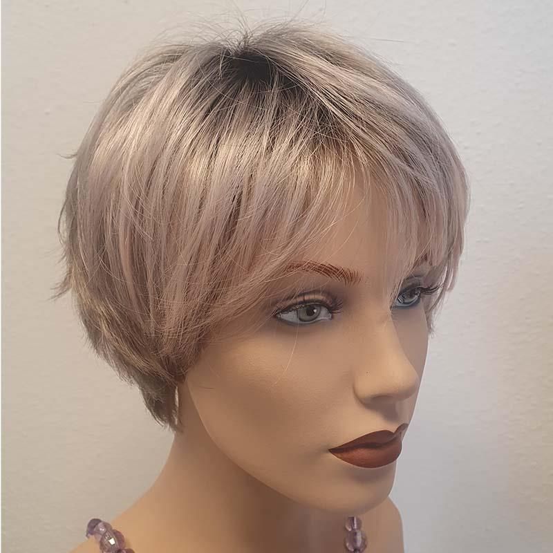 Eine Schaufensterpuppe mit einer Perücke und einer lila Halskette