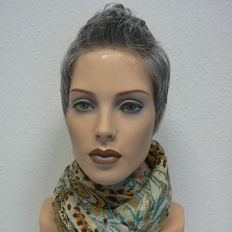 Eine Schaufensterpuppe mit grauen Haaren und einem Schal um den Hals