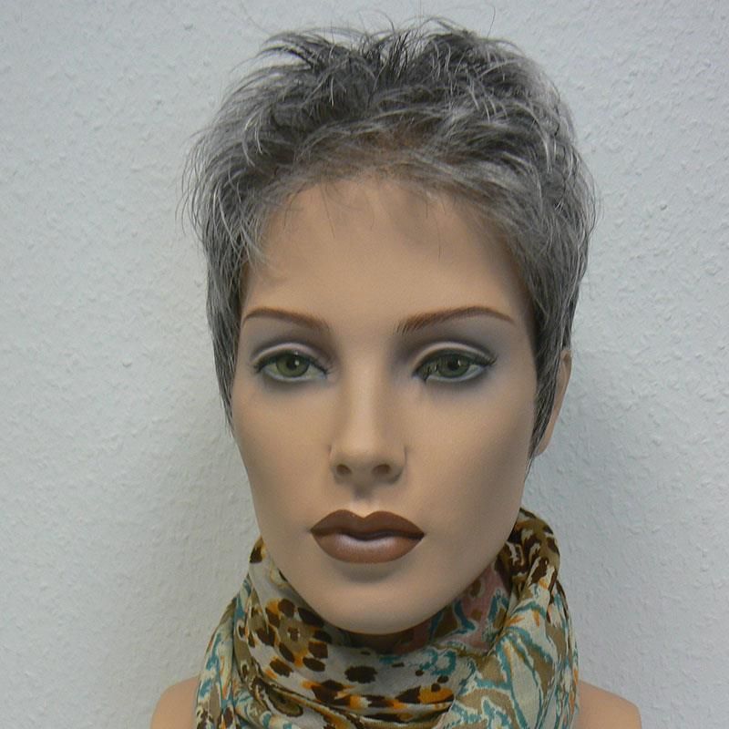 Eine Schaufensterpuppe mit grauen Haaren und einem Schal um den Hals