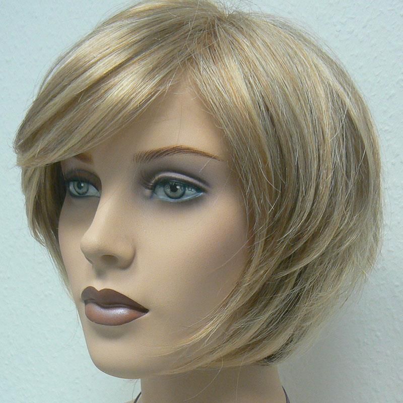 Eine Schaufensterpuppe mit blonden Haaren und blauen Augen