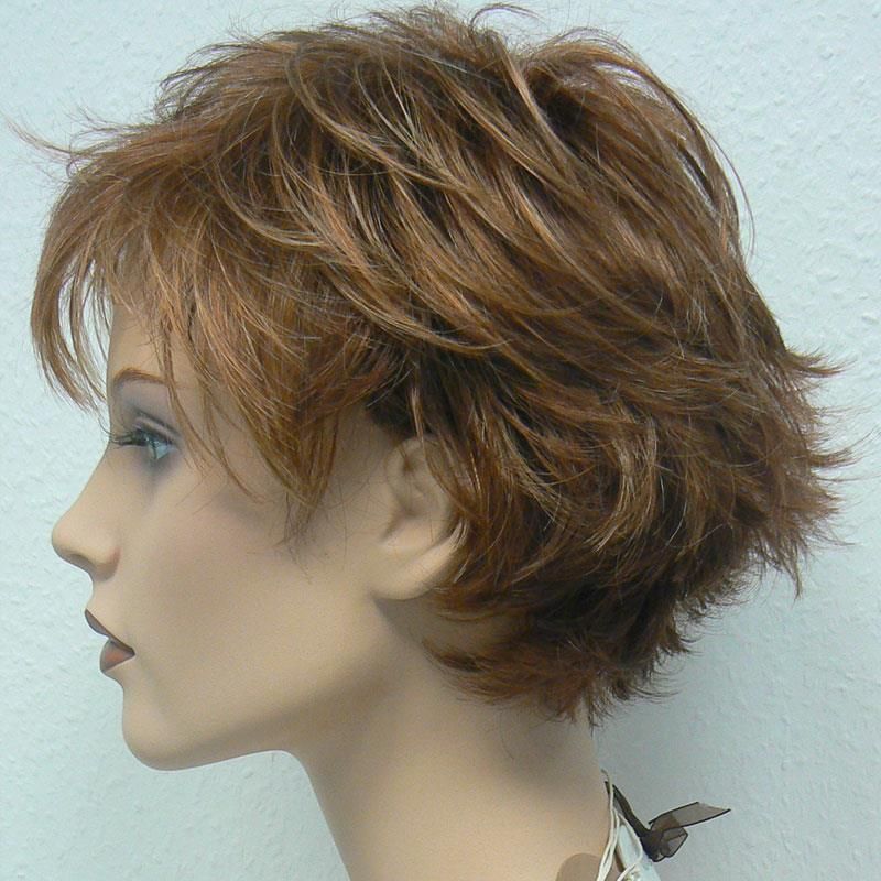 Eine Nahaufnahme eines Schaufensterpuppenkopfes mit einer Perücke