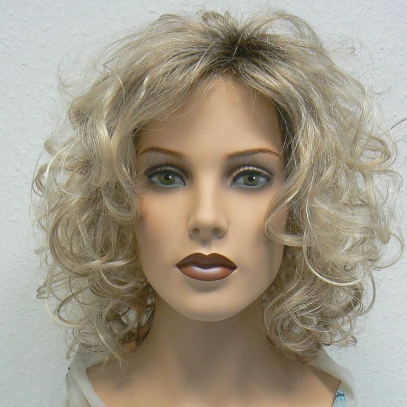 Eine Schaufensterpuppe trägt eine blonde Lockenperücke