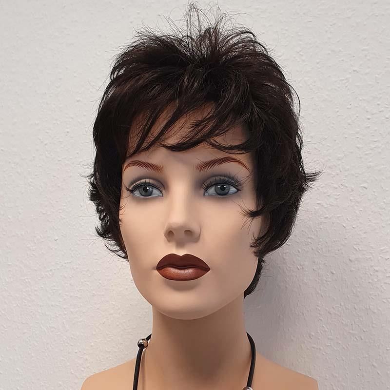 Eine Schaufensterpuppe mit Perücke und Halskette