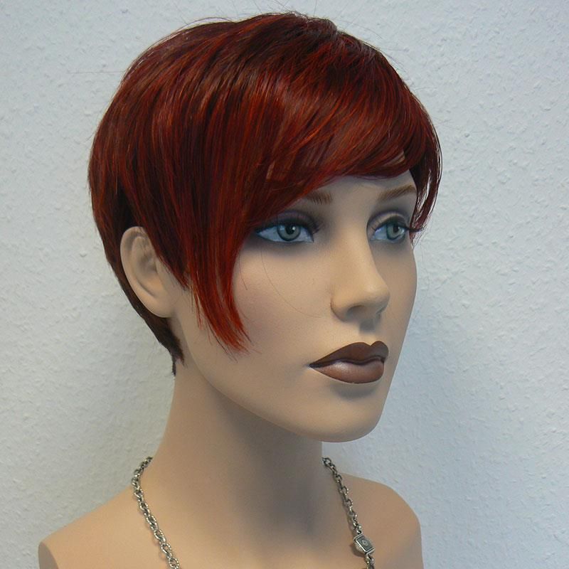 Eine Schaufensterpuppe mit kurzen roten Haaren trägt eine Halskette