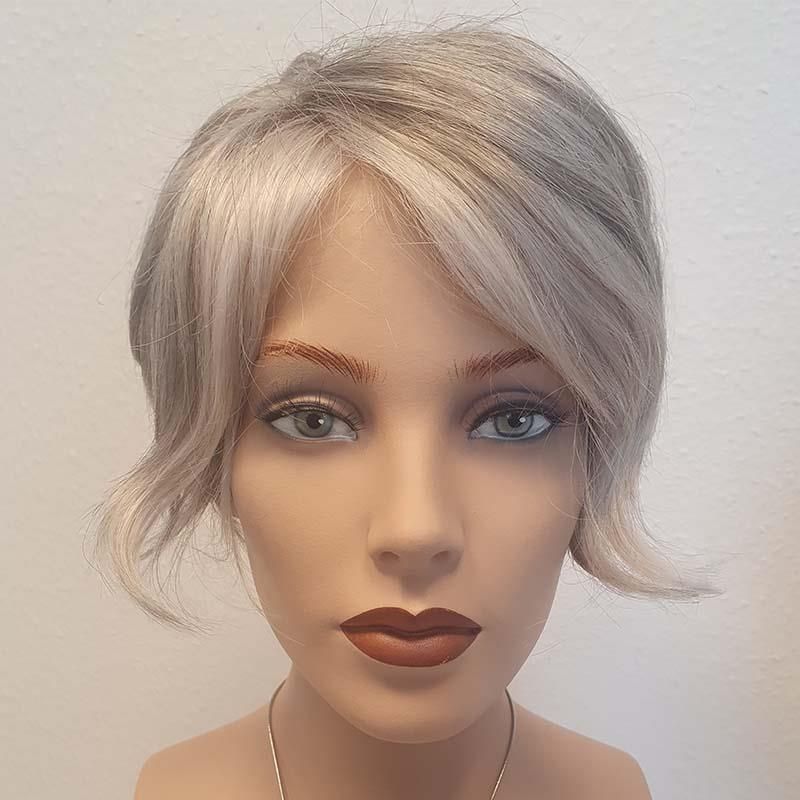 Eine Schaufensterpuppe trägt eine Perücke und eine Halskette.