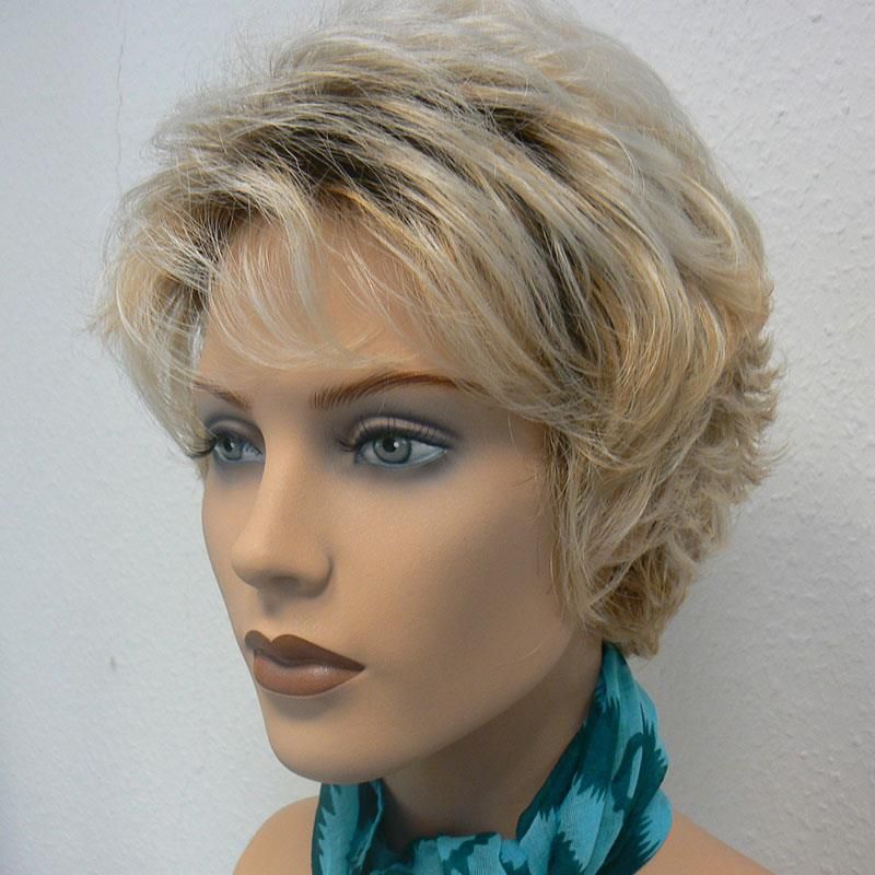 Eine Schaufensterpuppe mit Perücke und blauem Schal