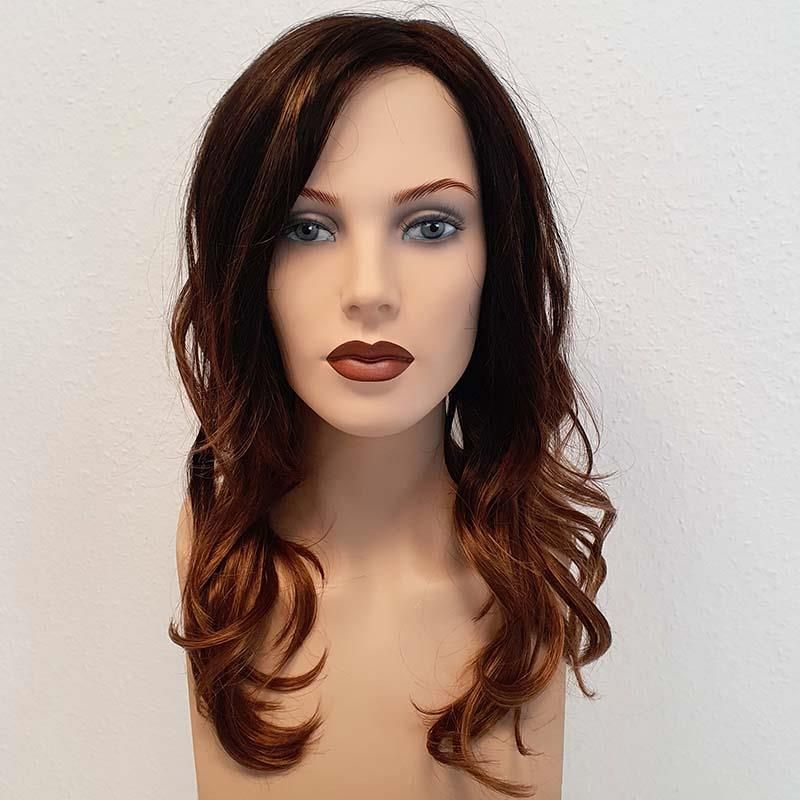 Eine Schaufensterpuppe trägt eine lange braune Perücke