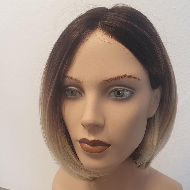 Eine Nahaufnahme eines Schaufensterpuppenkopfes mit einer Perücke darauf