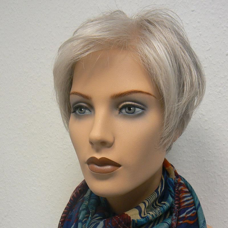 Eine Nahaufnahme des Gesichts einer Schaufensterpuppe mit einem Schal um den Hals