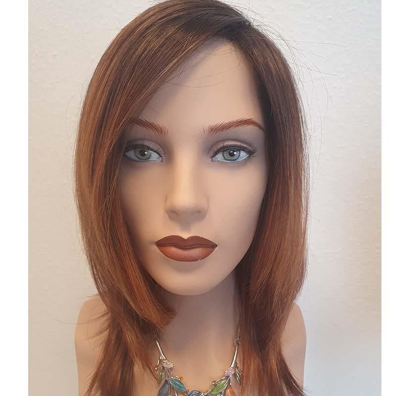 Eine Schaufensterpuppe trägt eine Perücke und eine Halskette.