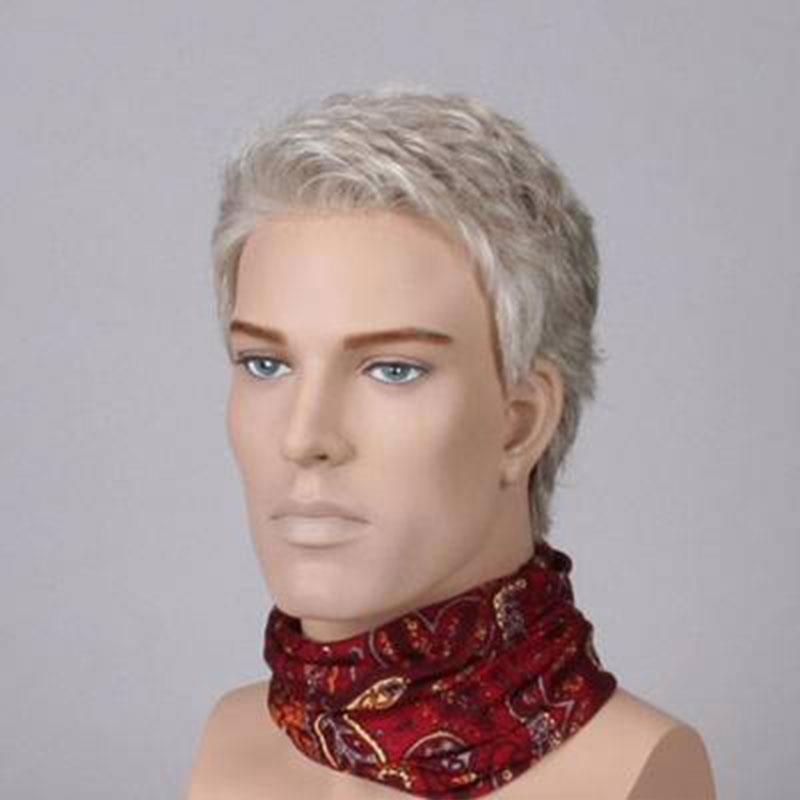 Eine Schaufensterpuppe trägt einen roten Schal um den Hals.