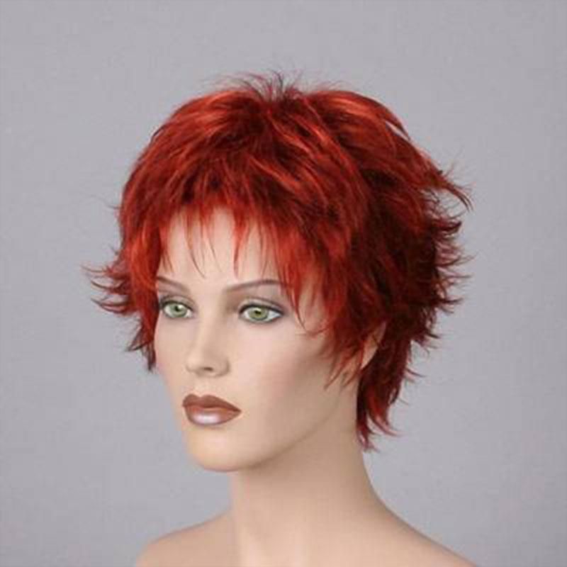 Eine Schaufensterpuppe mit roten Haaren und grünen Augen trägt eine rote Perücke.