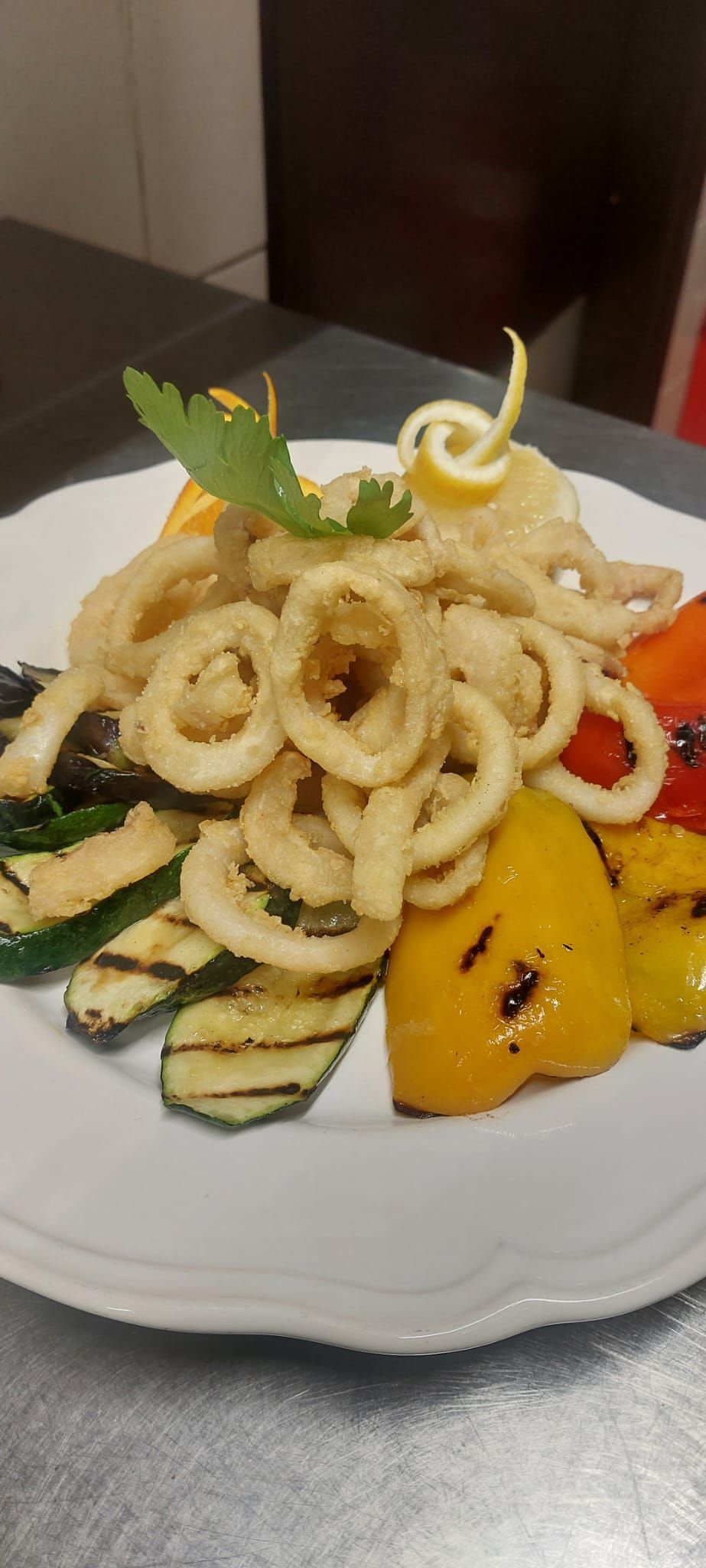 Zwei Frauen stehen nebeneinander und halten Tassen Kaffee.