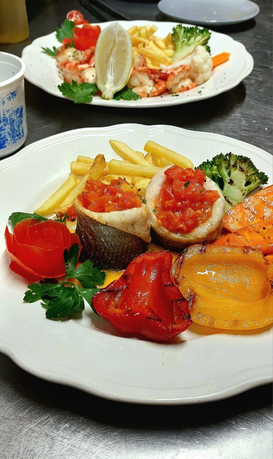 Ein Teller mit Croissants, aus einem davon wurde ein Biss herausgeschnitten, auf einem Holztisch.
