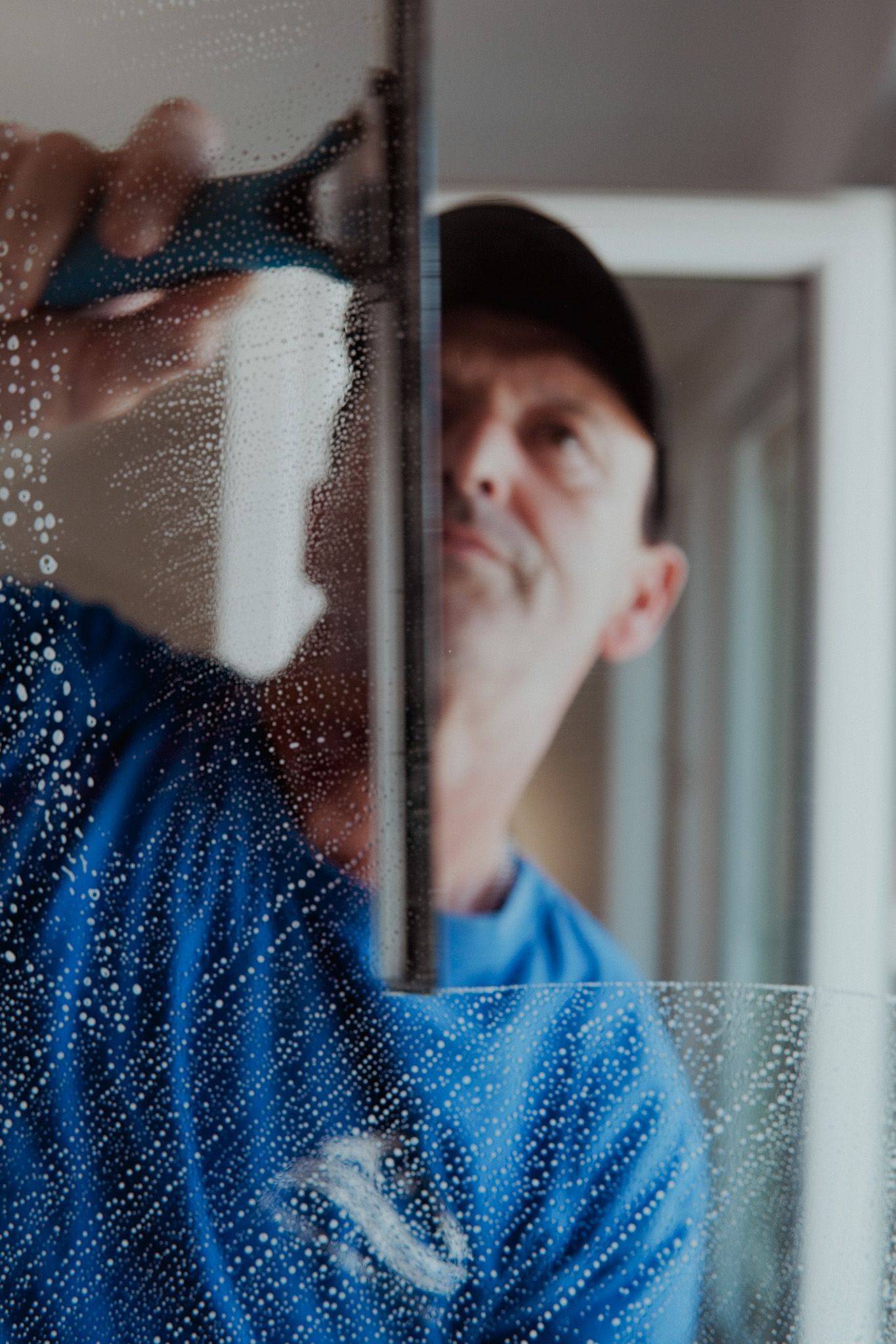 Zwei Frauen stehen nebeneinander und halten Tassen Kaffee.