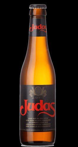 Botella de cerveza Judas con etiqueta negra, escritura roja y líquido ámbar.
