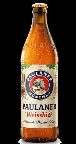 Botella de Paulaner Weissbier. Etiqueta blanca con el logotipo de un hombre dentro de un círculo rojo. Botella de vidrio marrón.