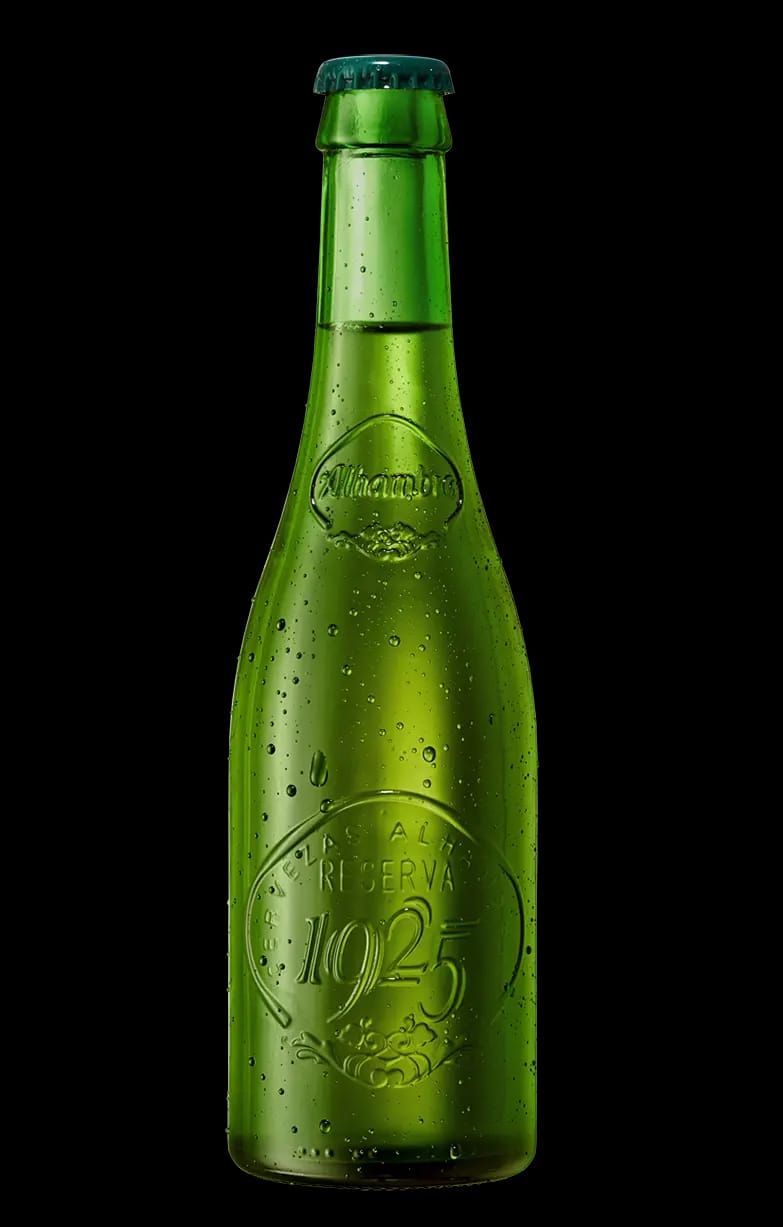 Botella de cerveza verde con etiqueta en relieve, condensación y tapón verde.
