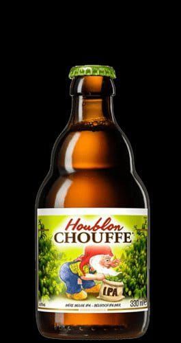 Botella de cerveza Houblon Chouffe IPA, etiqueta con ilustración de gnomo en un jardín de lúpulo.
