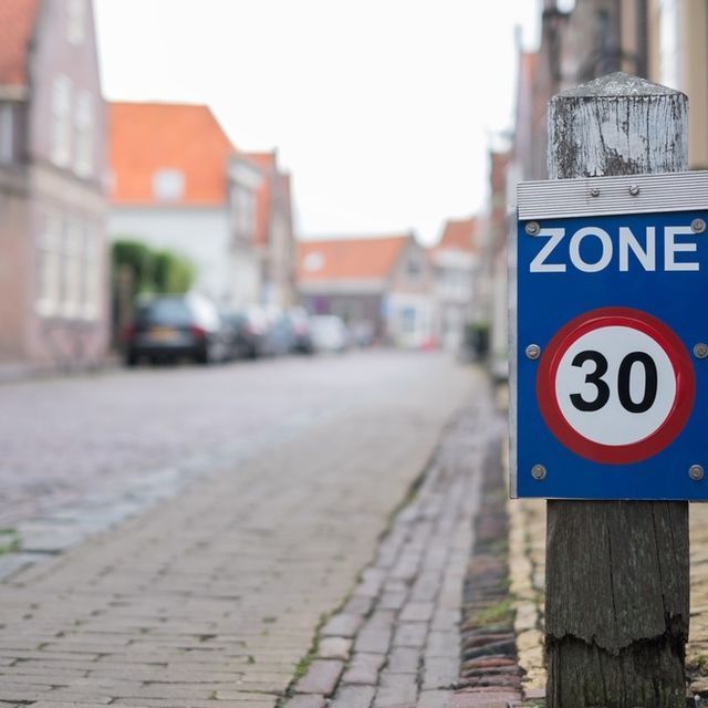 Un cartel azul que dice zona 30.