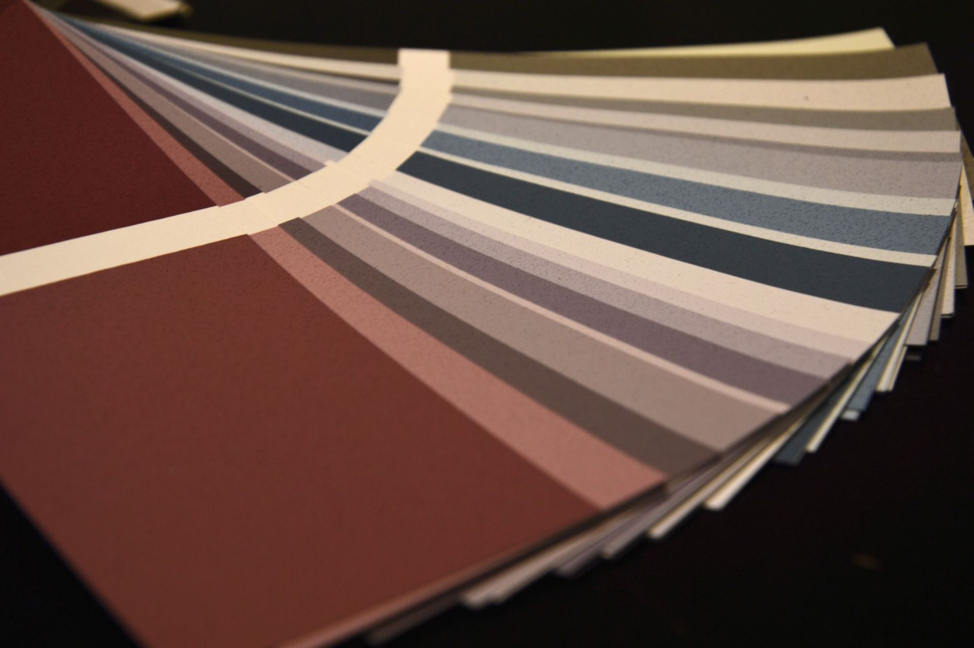 Die Farbmuster waren aufgefächert und zeigten eine Reihe von rötlich-braunen bis blau-grauen Farbtönen.