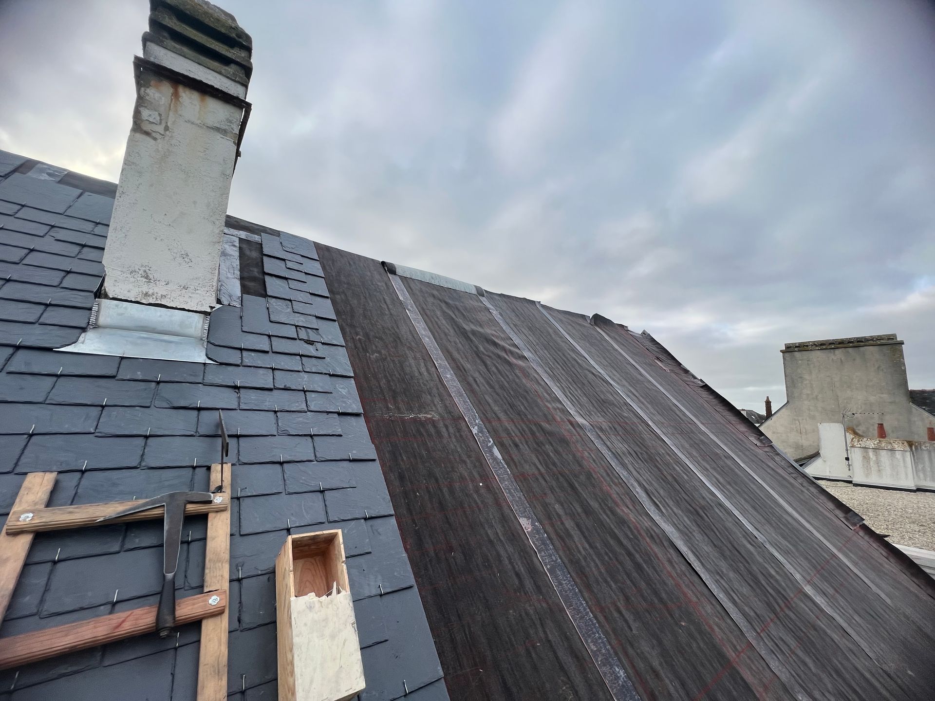 Image d'une toiture en ardoise en cours de travaux de rénovation