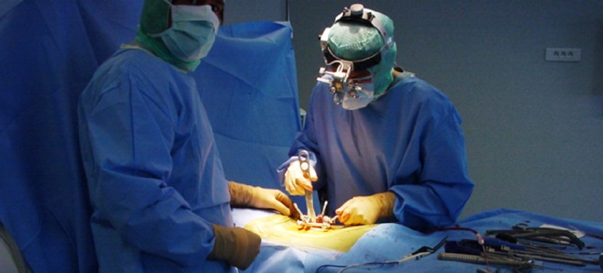 Dr David Attia, chirurgien vertébral situé à Marseille
