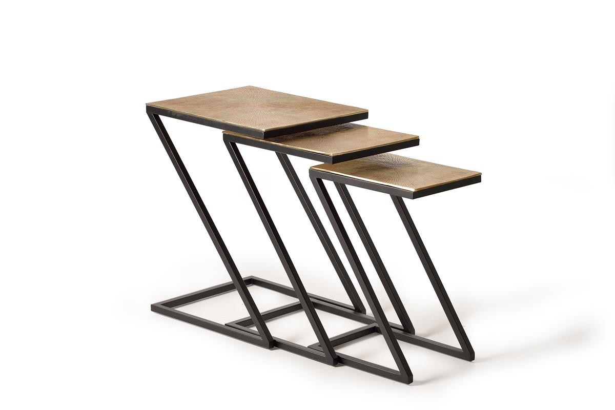 Tres mesas están apiladas una encima de otra sobre un fondo blanco.