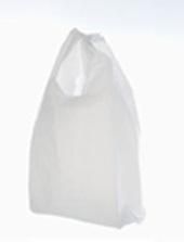 Una bolsa de plástico blanca está sobre una superficie blanca.