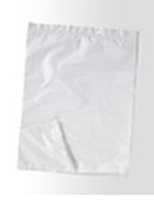 Una bolsa de plástico blanca está sobre una superficie blanca.