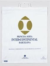 Una bolsa de plástico blanca con un logotipo dorado.