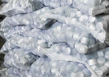 Una pila de vasos de plástico apilados uno encima del otro en bolsas.