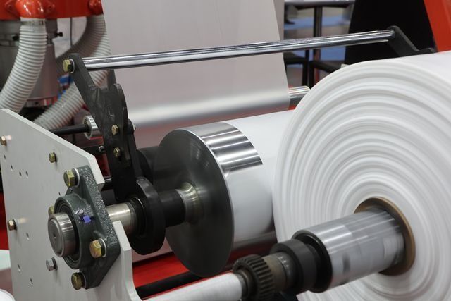 Una máquina que corta un rollo de papel