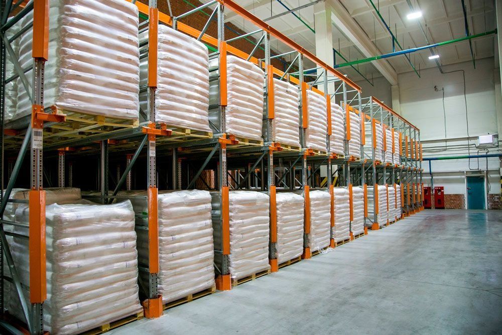 Un gran almacén lleno de montones de bolsas en los estantes.