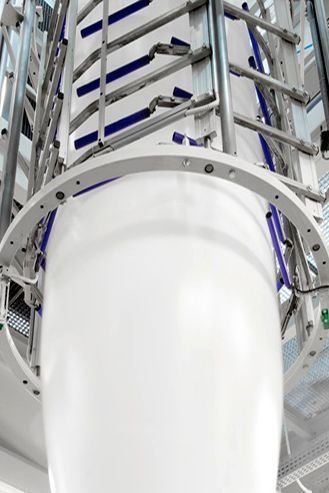 Un primer plano de una máquina que fabrica bolsas de plástico.