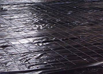 Un primer plano de un piso de concreto cubierto de plástico.