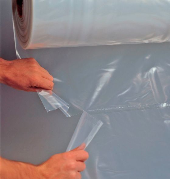 Una persona sostiene un rollo de plástico transparente.