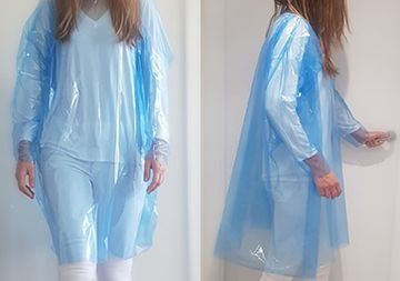 Una mujer lleva un impermeable de plástico azul.
