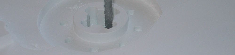 Eine Nahaufnahme einer Uhr an einer weißen Wand.