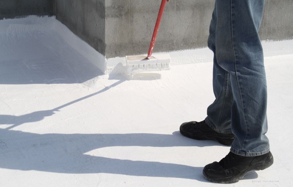 Lack wird mit einer Rolle auf den Holzboden aufgetragen. Glänzender Lack bedeckt das Holz.