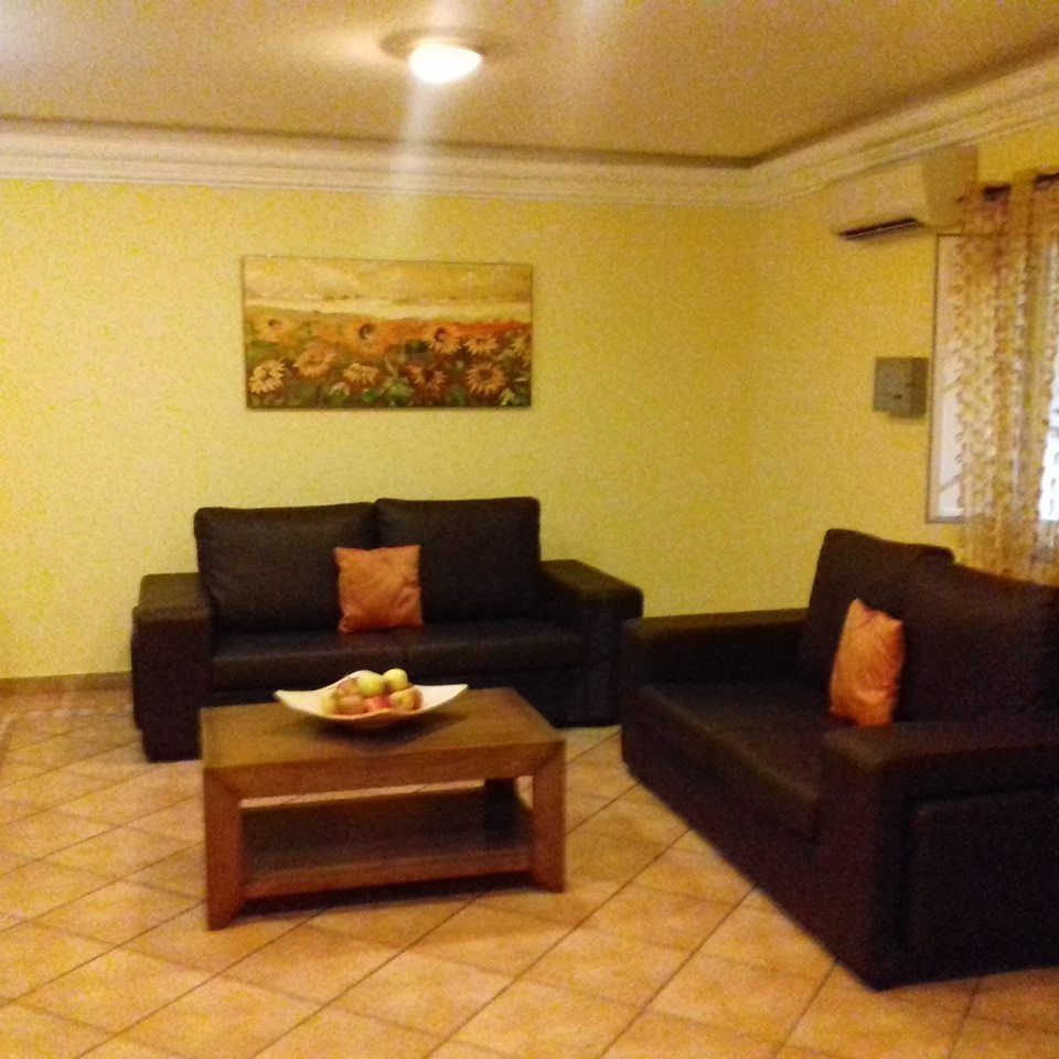 Uma sala de estar com dois sofás e uma mesa de centro