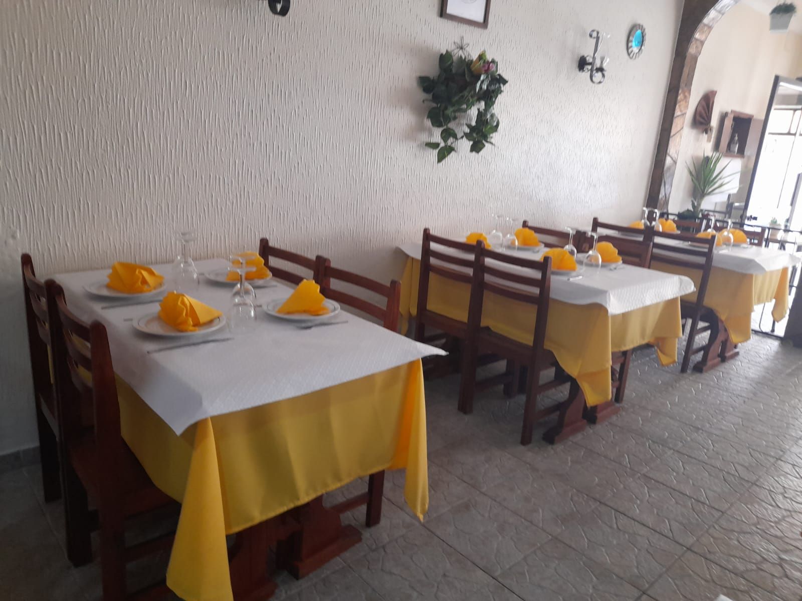 Uma sala de estar com dois sofás e uma mesa de centro