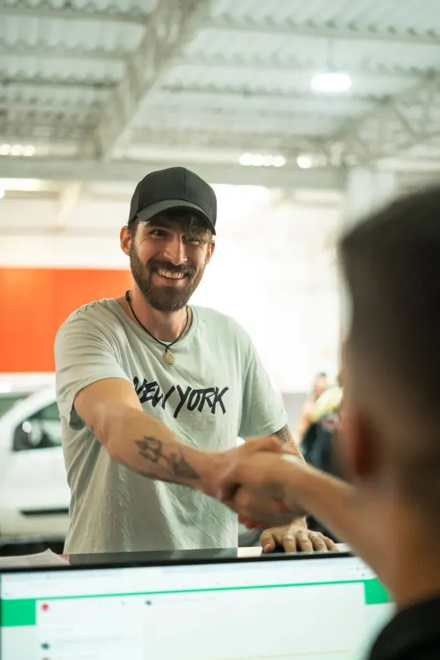 Un hombre con una camiseta que dice 
