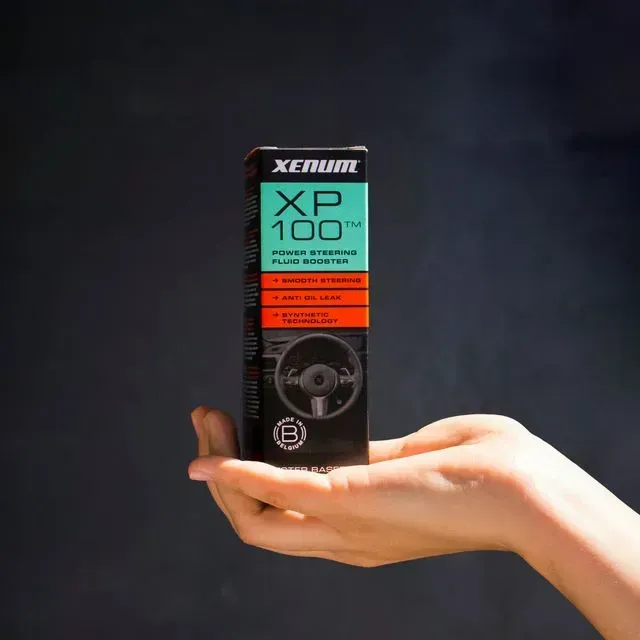 Una mano sostiene una caja negra etiquetada como