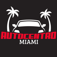 Logotipo de Autocentro Miami, un concesionario de automóviles, con silueta de coche, palmeras y texto rojo.