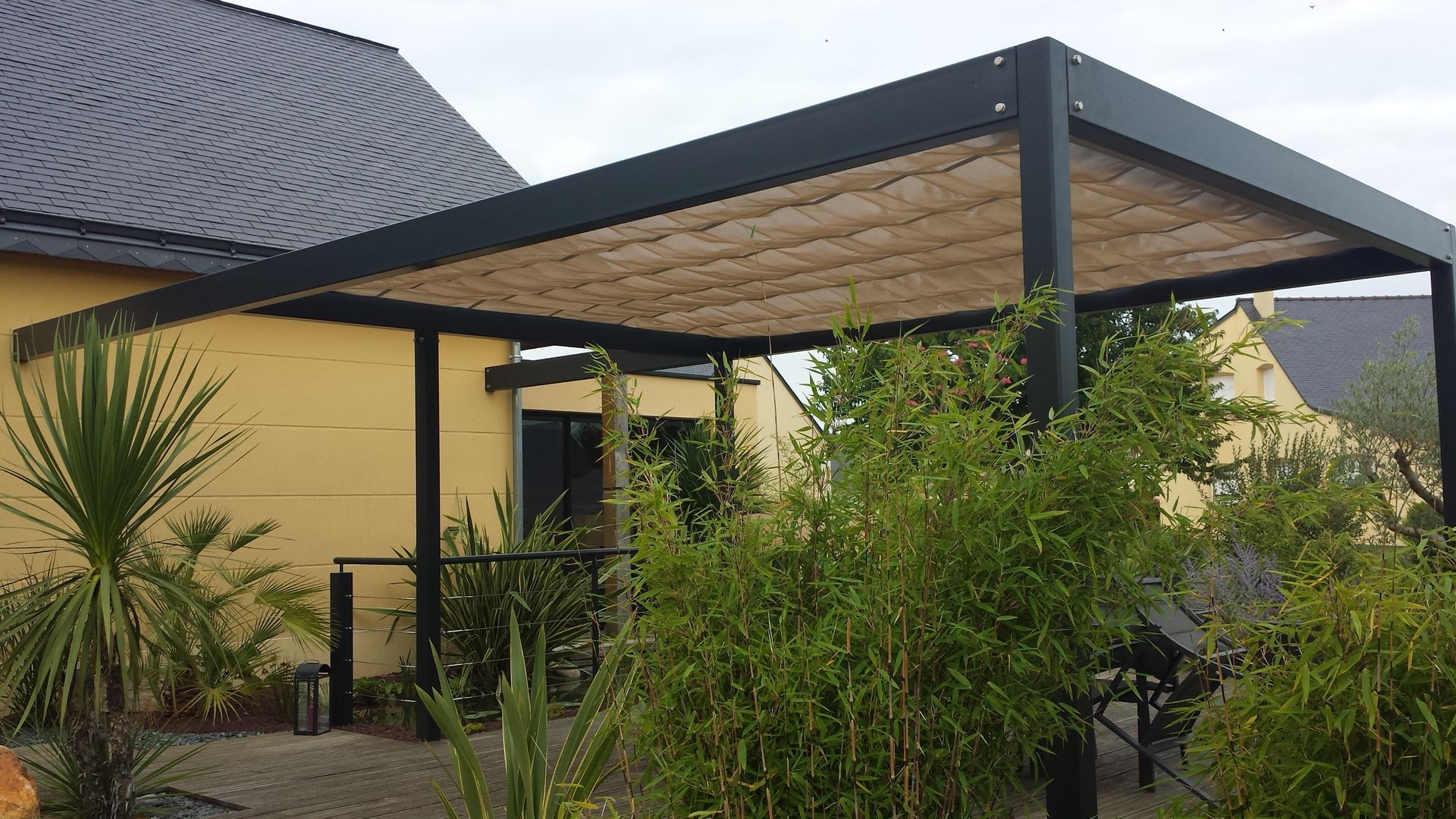 Pergola avec une toile tendue